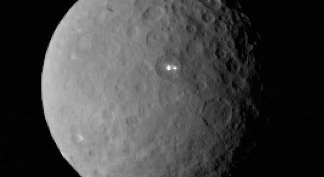 Dawn objavil zvláštne body na povrchu planétky Ceres.